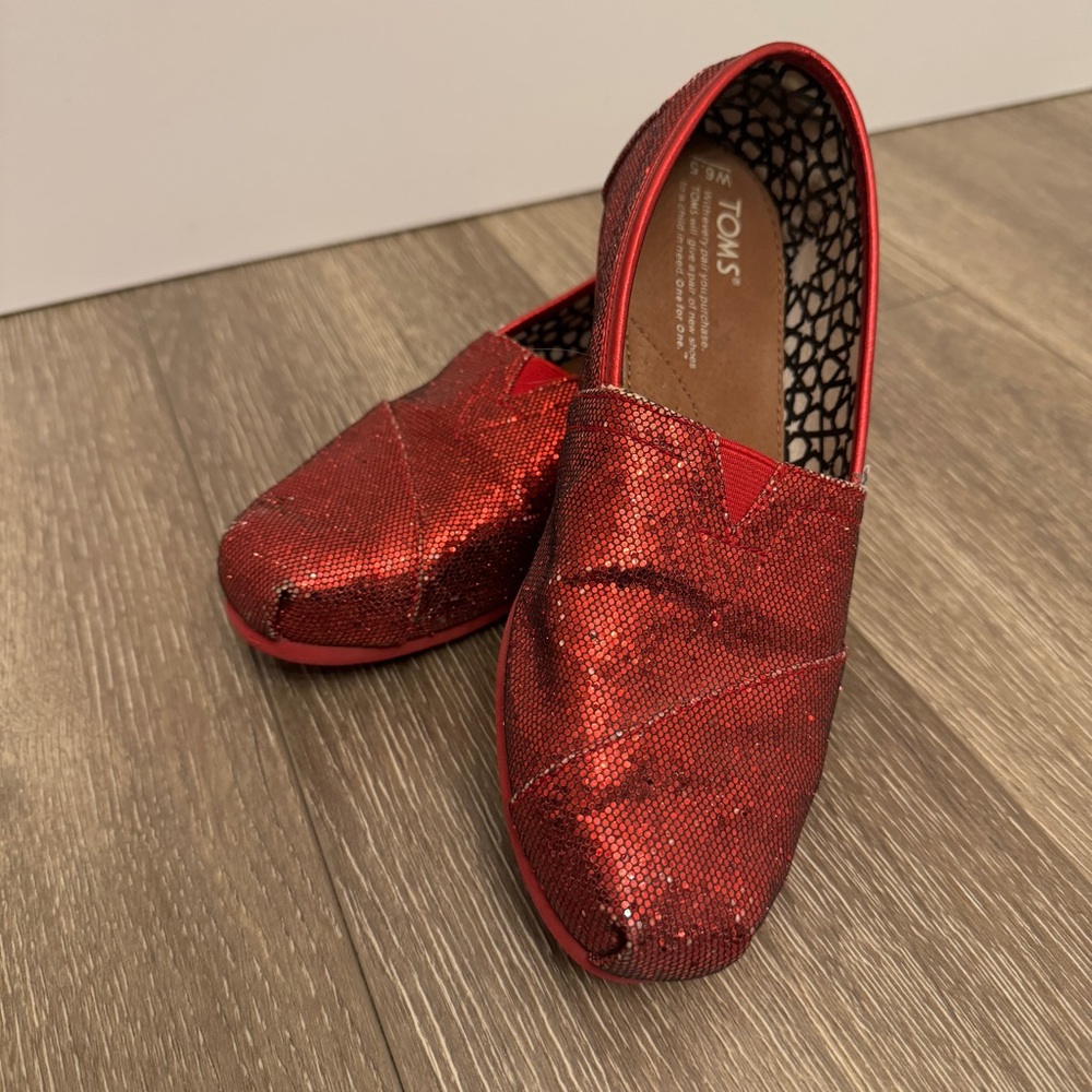 ❌ TOMS Red Glitter Slip Ons, Size 6.5
